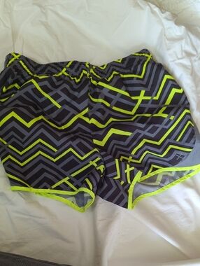 Xersion Neon Green & Gray Geometric Athletic Shorts